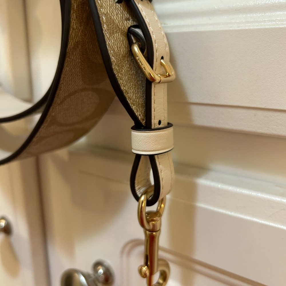 Coach Signature Strap Chalk CC856